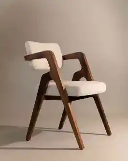 столешниц и рифлеными цилиндрическими опорами. Выразительная текстура древесины